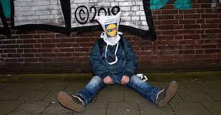 Maybe you would like to learn more about one of these? Nach Lars Eidingers Designer Aldi Tute Fifty Fifty Tasche Als Kritik An Obdachlosen Inszenierung Politik Jetzt De