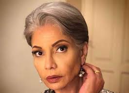 شاركت الفنانة المصرية سوسن بدر متابعيها عبر شبكات التواصل الاجتماعي صورة حفيدتها ملك التي أثارت انتباه الجمهور بسبب حُسنها وشبهها الكبير بجدّتها. Ø³ÙˆØ³Ù† Ø¨Ø¯Ø± ØªØªØµØ¯Ø± ØªØ±ÙŠÙ†Ø¯ Ø¬ÙˆØ¬Ù„ Ø¨Ø³Ø¨Ø¨ Ø±ÙˆØ¨ÙŠ ÙˆØ§Ù„Ù…Ø§Ø³ÙƒØ§Ø±Ø§ ØªÙØ§ØµÙŠÙ„ Ø§Ù„Ù…ØµØ±ÙŠ Ø§Ù„ÙŠÙˆÙ…