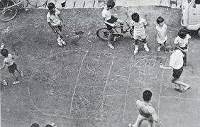 吳昊 老花鏡 童玩 一 跳飛機 昔日的小朋友三五成群在街頭 公園 屋邨走廊和空地玩要 捉伊人 抓子 麻鷹捉雞仔 kong hong kong olds