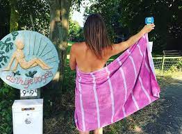 Tot 1 januari 1979 was midwoud een zelfstandige gemeente, waartoe ook het dorp oostwoud en de buurtschappen de buurt, tripkouw. Naturistenvereniging De Vrije Vogels Midwoud Camping