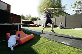 Renaud lavillenie bio, video, news, live streams, interviews, social media and more from the 2021 tokyo olympic games. Lavillenie Duplantis Et Kendricks Adversaires Dans Un Concours Dispute Dans Leur Jardin L Equipe