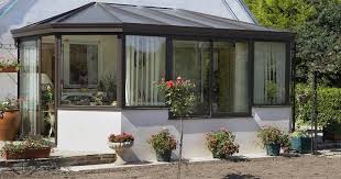 La tuile ou l'ardoise, pour harmoniser la véranda avec le reste de la maison. Construire Une Veranda Ce Qu Il Faut Savoir