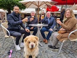 Geeft pamuk een vriendelijk pootje aan linde of niet of is de ultieme strijd nu echt begonnen? Tournee Generale Staatssecretaris Sammy Mahdi Geniet Samen Met Hond Pamuk Van Eerste Terrasje Leuven Hln Be