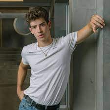 Breakthrough star manu rios sits down with editor ana markovic for an exclusive interview, to talk about his love for music, personal style, social media and lorde. Elite Season 4 Adds Manu Rios And Pol Granch To Cast Attitude Co Uk