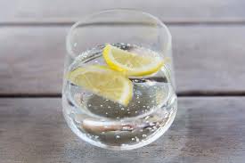 40 Clever Life Hacks That May Be 100 Years Old But Continue To Work Wonders Today Flavored Sparkling Water Sparkling Water Drinks Drinking Lemon Water