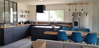 Une cuisine ouverte avec un îlot central et une crédence en marbre blanc (source : L Ilot Central 20 Idees Deco Pour Vous Inspirer Kozikaza