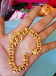 Antara contoh emas perhiasan ialah seperti gelang emas, rantai dan kalung emas atau cincin ini termasuklah emas perhiasan yang sudah lama tidak digunakan, atau emas perhiasan milik lelaki. Beli Emas Kena Ade Ilmu Orang Lelaki Kena Ambil Tahu Mdaily