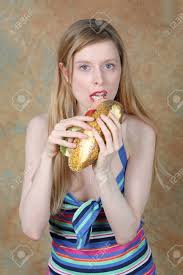 Dieses hübsche und leckere mädchen kann so schön mit dem hintern wackeln, dass das golf spielen bei ihr schon fast in vergessenheit gerät, weil man die ganze zeit woanders hin schaut. Junge Blonde Madchen Essen Grosse Leckere Sandwich Lizenzfreie Fotos Bilder Und Stock Fotografie Image 79329140