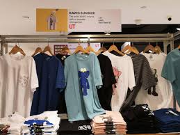 See more ideas about uniqlo, mens tops, mens tshirts. Sold Out Online Di Stor Please Explain Fenomena Serbu Hingga Pintu Hampir Ranap Landa Uniqlo Pula Remaja