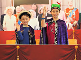 In 1999 it was stated that the palace contained 52 principal bedrooms, 188 staff bedrooms, and 78 bathrooms. Right Royal Fun In The State Rooms And Mews Visiting Buckingham Palace For Kids Escape With Kids