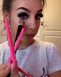 Sáfár is the queen of long nails