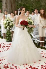Kaufen sie von milanoo für das schicke und gute qualit?t 2021 boho & bohemian hochzeitskleid in einem erschwinglichen preis. This Is How Much Bella Swan S Engagement Ring Is Worth Twilight Wedding Twilight Wedding Dresses Wedding Dresses