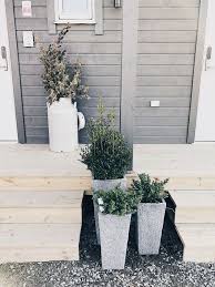 Modern box fountains in the front yard boost the contemporary feel of the house and outdoor spaces. 25 Modern And Chic Front Yard Design Ideas Digsdigs