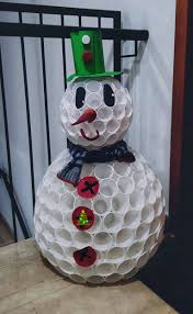 Riciclare in modo creativo 11 decorazioni natalizie fatte. Pupazzo Di Neve Con Bicchieri Di Plastica Famiglia Tuttofare