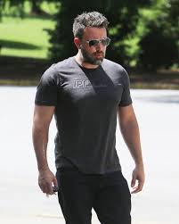 Photos Ben Affleck Il Porte A Nouveau Son Alliance Affleck Alliance Nouveau Photos Porte Benaffl In 2020 Ben Affleck Ben Affleck Bruce Wayne Famous Men