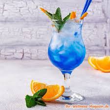 Verteile die geschinittenen erdbeeren, ananas und minze auf mehrere gläser. Blue Lagoon Mocktail Alkoholfreies Cocktail Rezept