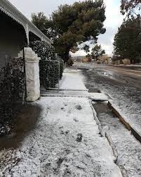 And just as cape town starts looking forward to spring, it seems snow has a tendency to arrive in. Snow In The Cape In August These Pictures Don T Lie
