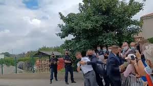 Drake sets out on the road to pick up a bedroom set. X0wps9omhwwddm