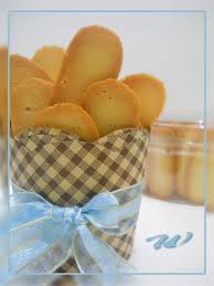 Perhatikan, loyang lidah kucing digunakan bagian cekungnya. Lidah Kucing Spesial Doubleyoucakes