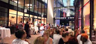 Eine spurensuche durch die ausstellung für unsere kleinen und größeren feriengäste. Willy Brandt Haus Laden Willy S Bistro Buchhandlung Und Antiquariat Blumen Schonfeld Im Willy Brandt Haus