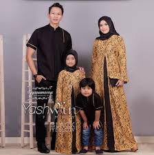 Tapi kamu nggak perlu kawatir karena saat ini banyak sekali online shop yang menjual baju muslim couple dengan berbagai model yang stylish dan kekinian yang akan membuat kamu terlihat kompak dengan pasanganmu. 19 Koleksi Baju Muslim Couple Keluarga Terbaru 2020