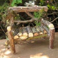 Minuscule Petite Chaise A Placer Dans Votre Jardin De Fee Batons Et Brindilles Constituent Le Cadre De La Miniature Fairy Gardens Fairy Garden Fairy Furniture
