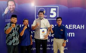 Russian cosmonaut yuri gagarin driving through the streets of london in a convertible with a personalised number plate 'yg 1'. Nasdem Tetap Komitmen Dukung Langkah Politik Gagarin Di Pilbup Pacitan Pacitanku Com