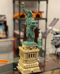 Ldmk0001 when lego® released the statue of liberty #3450 set in 2000, it was missing one key element, the iconic pedestal on which lady. Lego Architecture 21042 Freiheitsstatue Galeria Karstadt Kaufhof