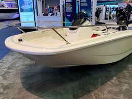 With its shallow draft, nimble performance and unsinkable safety, you can explore even the skinniest waterways with total confidence in our 130 super sport. 130 Super Sport Side Console Boat Boston Whaler