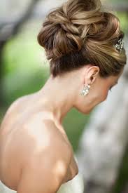 コンプレックスなんかに負けない 小顔に見えるブライダルヘアのポイントまとめ にて紹介している画像 ヘアスタイル アップ ウェディングヘア 髪型