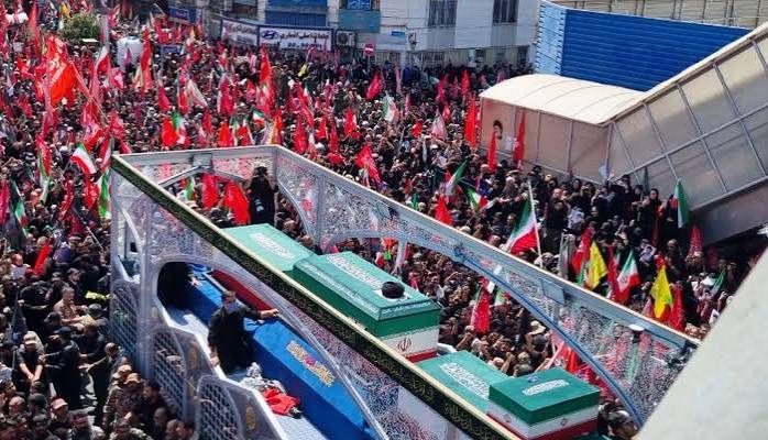 ایران کے شہید سپریم لیڈر آیت اللہ علی خامنہ ای کا جسد خاکی ہیلی کاپٹر کے ذریعے قم شہر پہنچا دیا گیا - Daily Jasarat