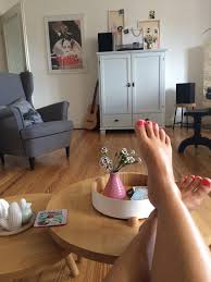 Die kleine lampe steht hinter einer. Faul Auf Dem Sofa Die Arbeit Kann Warten Living