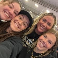 Tracy Philpott's Instagram, Twitter & Facebook