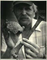 1985 Press Photo Ron Blair holds bones found at school site excavation