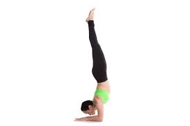 Maybe you would like to learn more about one of these? Schone Sportliche Madchen Macht Handstand Yoga Asanas Gefiederte Peacock Pose Pincha Mayurasana Ubung Fur Die Schultern Arme Und Rucken Lizenzfreie Fotos Bilder Und Stock Fotografie Image 37910519
