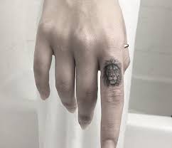 Tatuagem De Leao Pequeno Por Evan Weidner Pinterest Blog Small Lion Tattoo Small Lion Tattoo For Women Lion Tattoo On Finger
