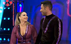 Hoje foi o dia da última repescagem da super dança dos famosos. Viviane Araujo Gabarita Na Super Danca Apos Troca Conturbada De Professor Noticias Da Tv