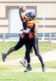 PHOTOS: Clarke Road Trojans vs. Oakridge Oaks in high school football |  London Free Press