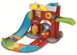 Buntes Feuerwehrhaus Mit Viel Zubehor Und Akustischen Spielelementen Inklusive Einem Tut Tut Baby Flitzer Feuerwehr 3 Mag Tut Tut Baby Flitzer Baby Feuerwehr
