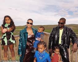 Последние твиты от kim kardashian west (@kimkardashian). Kim Kardashian Und Familie Eine Abschirmung Der Kinder Von Drama Mit Papa Kanye West Aktuelle Boulevard Nachrichten Und Fotogalerien Zu Stars Sternchen