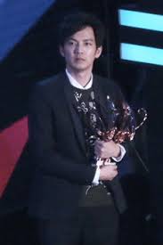 Karena pertunangannya jatuh, dan reputasinya hancur, dia ditekan untuk menumpahkan darahnya sendiri di aula istana! Wallace Chung Wikipedia