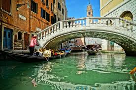 Венеция съела это огромное сооружение изнутри так, как термиты съедают деревянный каркас. Veneciya I Lyudi Chego Ne Stoit Delat V Gorode Na Vode Milan10 Ru Gid Po Gorodu