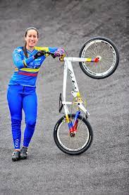 Montó en una bicicleta rosada, sin rueditas de apoyo, muy rápido alrededor del mundo •. Mariana Pajon Marianapajon Twitter