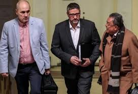 A vádiratot meghallgatta, de nem látja az összefüggést a 70 ezer oldalnyi nyomozati irat és a 200 oldalas vádirat között, a fideszes parlamenti képviselő bízik az. Magyar Narancs