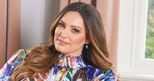 Kelly Brook, 45, makes up her mind