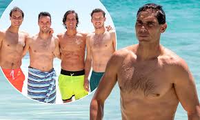 Arriben els mercats de nadal a barcelona 2020 i ho fan adaptats a la situació de pandèmia. A Shirtless Rafael Nadal Enjoys A Swim During A Visit To Rottnest Island On New Year S Day Daily Mail Online