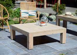 table basse de salon ou de jardin en bois brut riviera vue a l exterieur meubles de salon en bois table salon de jardin table basse exterieur