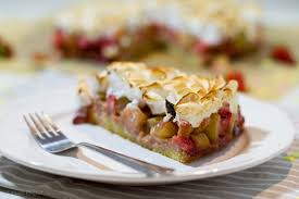 Rhabarberkuchen rezept mit baiser und puddingcreme vom blech backen. Erdbeer Rhabarber Kuchen Mit Baiser Haube In Die Kuche Fertig Los