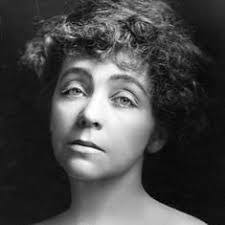 Lillian Hayward's Instagram, Twitter & Facebook