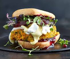 Ce Burger Vegetarien Et Sans Gluten Garni De Camembert Et De Betterave Fera Le Bonheur De Tous Glutenfreier Kurbis Lebensmittel Essen Glutenfrei